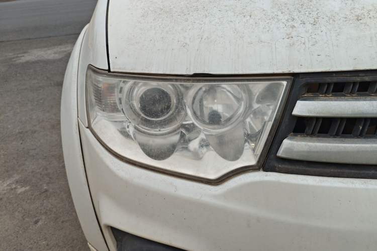 Used Mitsubishi Pajero Sport 2013 2.4L Manual Two-Wheel Drive Comfort Edition Right Front Headlight