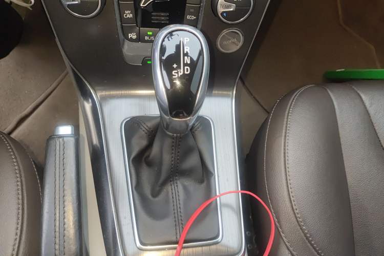 Used Volvo V40 2016 T4 Smart Luxury Edition Gear Lever