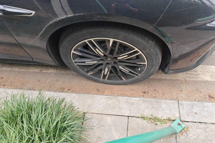 Used NETA S 2024 Pure Electric 520km Rear-Drive Lite Version Right Front Wheel Hub