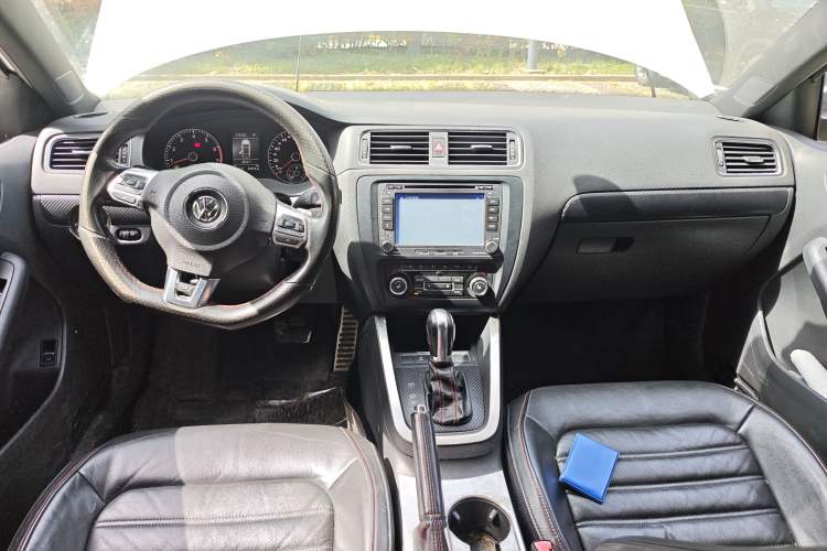 Used Volkswagen Sagitar 2013 2.0 TSI GLI Center Console