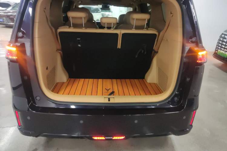 Used VOYAH Dream 2024 PHEV Extended-Range Premium Edition Trunk