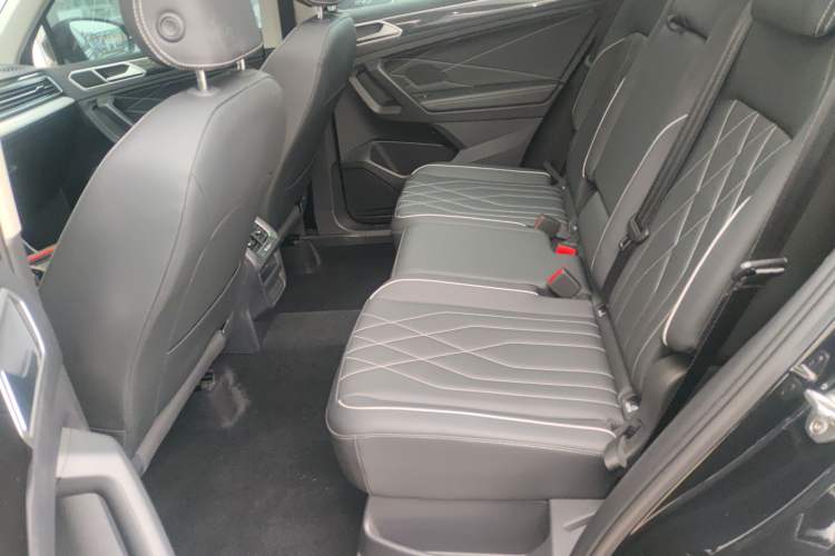 Used Volkswagen Tiguan L 2024 Outstanding Model 300TSI Automatic Two-Wheel Drive Longteng Edition Left Rear Seat