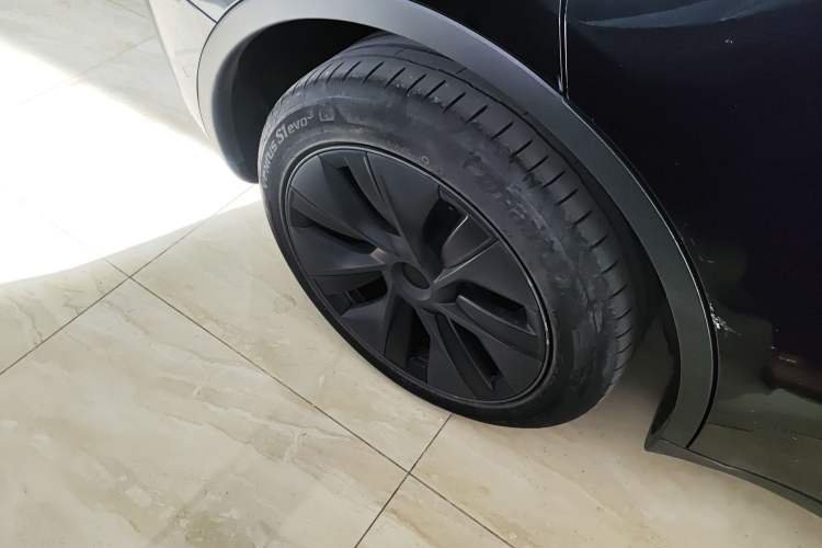 Used Tesla Model Y 2023 Long-Range All-Wheel-Drive Version
