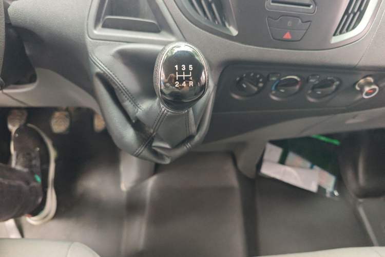 Used Ford Transit 2017 2.0T Diesel Multi-Purpose Commercial Vehicle Short Wheelbase Low Roof China V Standard
