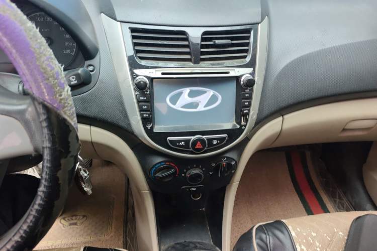 Used Hyundai Verna (older generation) 2014 1.4L Manual Smart GLS Trim Audio And AC Panel