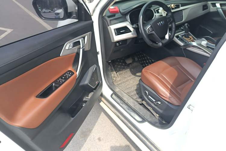 Used Geely Auto Emgrand X7 Sport 2018 1.8TD Automatic Two-Wheel Drive ZhiZun Model with 4G Connectivity Driver Seat