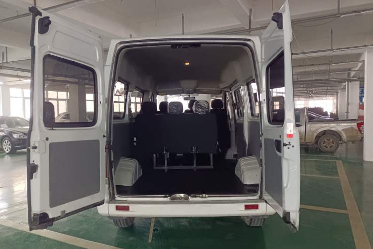 Used SAIC MAXUS Xintu V80 2021 2.0T Manual Classic Aoyuntong Short Wheelbase Mid-Roof 5/6-Seater
