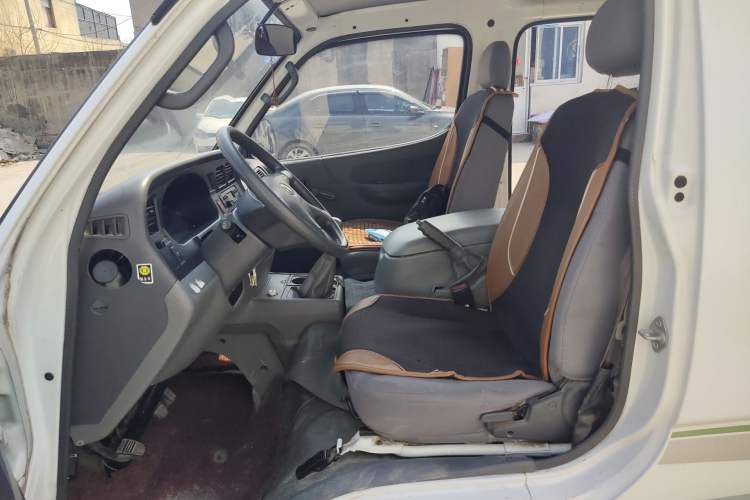 Used Jinbei Hiace 2014 2.0L Fifth-Generation Xiangyun Comfort Type 1 4G21C Left Front Seat