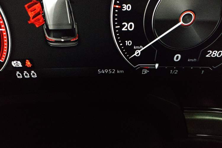 Used Volkswagen Touareg 2020 2.0 TSI RuiShang Edition China VI Standard Odometer Close Up