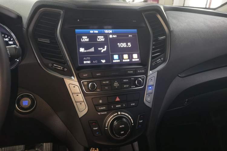 Used Hyundai Santa Fe 2017 2.0T Automatic Two-Wheel Drive Smart Version 7 Seats Audio And AC Panel