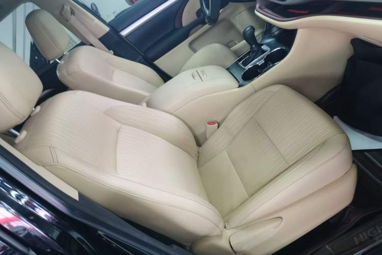 Used Toyota Highlander 2015 2.0T Two-Wheel Drive Elite Edition 5 Seats Right Front Seat