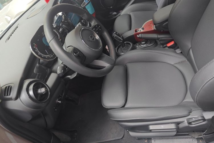 Used MINI 2023 Updated 1.5T COOPER Artist Five-Door Edition Left Front Seat