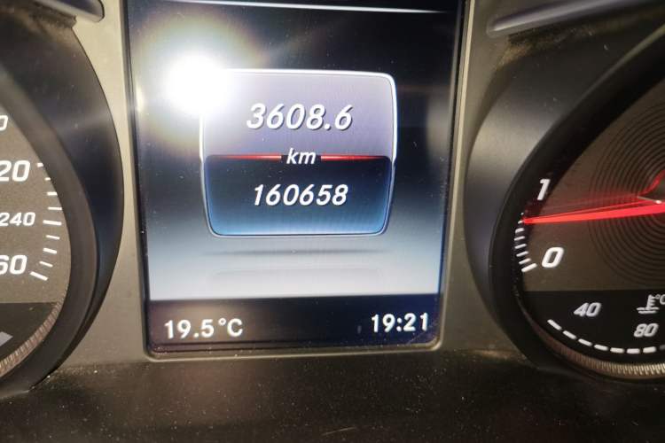 Used Mercedes-Benz C-Class 2017 C 200 L Sport Edition Odometer Close Up