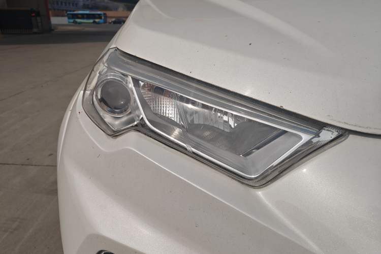 Used JMC Yuhu 7 2020 2.0T Diesel Manual Two-Wheel Drive Comfort Edition Short Wheelbase China VI Standard JX4D20A6L Right Front Headlight