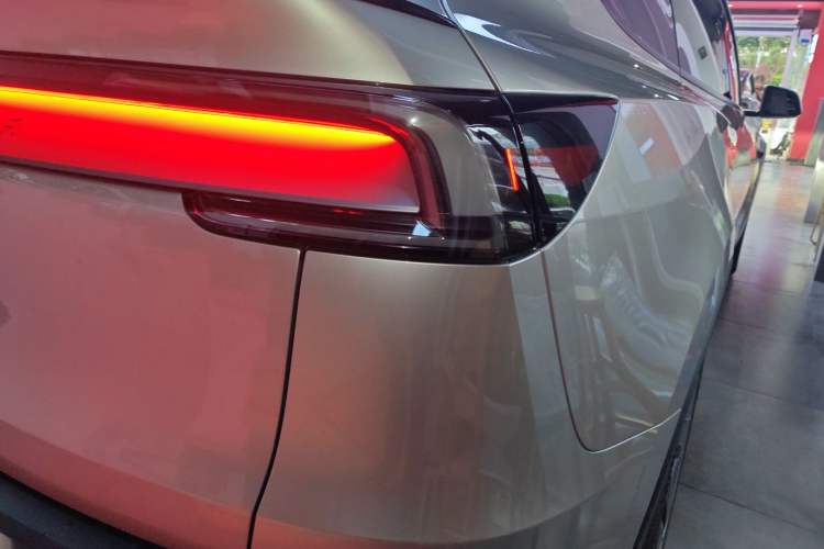 Used Tesla Model Y L 2025 Model Long-Range All-Wheel-Drive Version