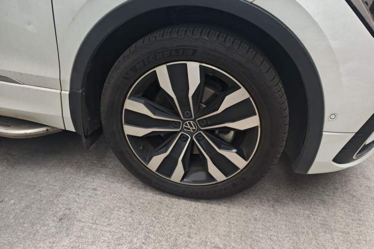 Used Volkswagen Tiguan L 2023 330TSI Automatic Two-Wheel Drive R-Line Enjoyment Edition Right Front Wheel Hub