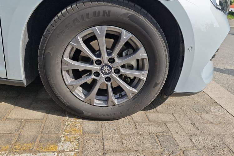 Used BYD Qin L 2025 DM-i Smart Drive 80KM Leading Model Right Front Wheel Hub