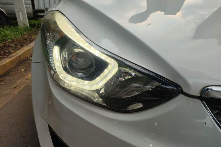Used Hyundai Elantra (5th Generation / Langdong) 2016 1.6L Automatic Smart Version Right Front Headlight