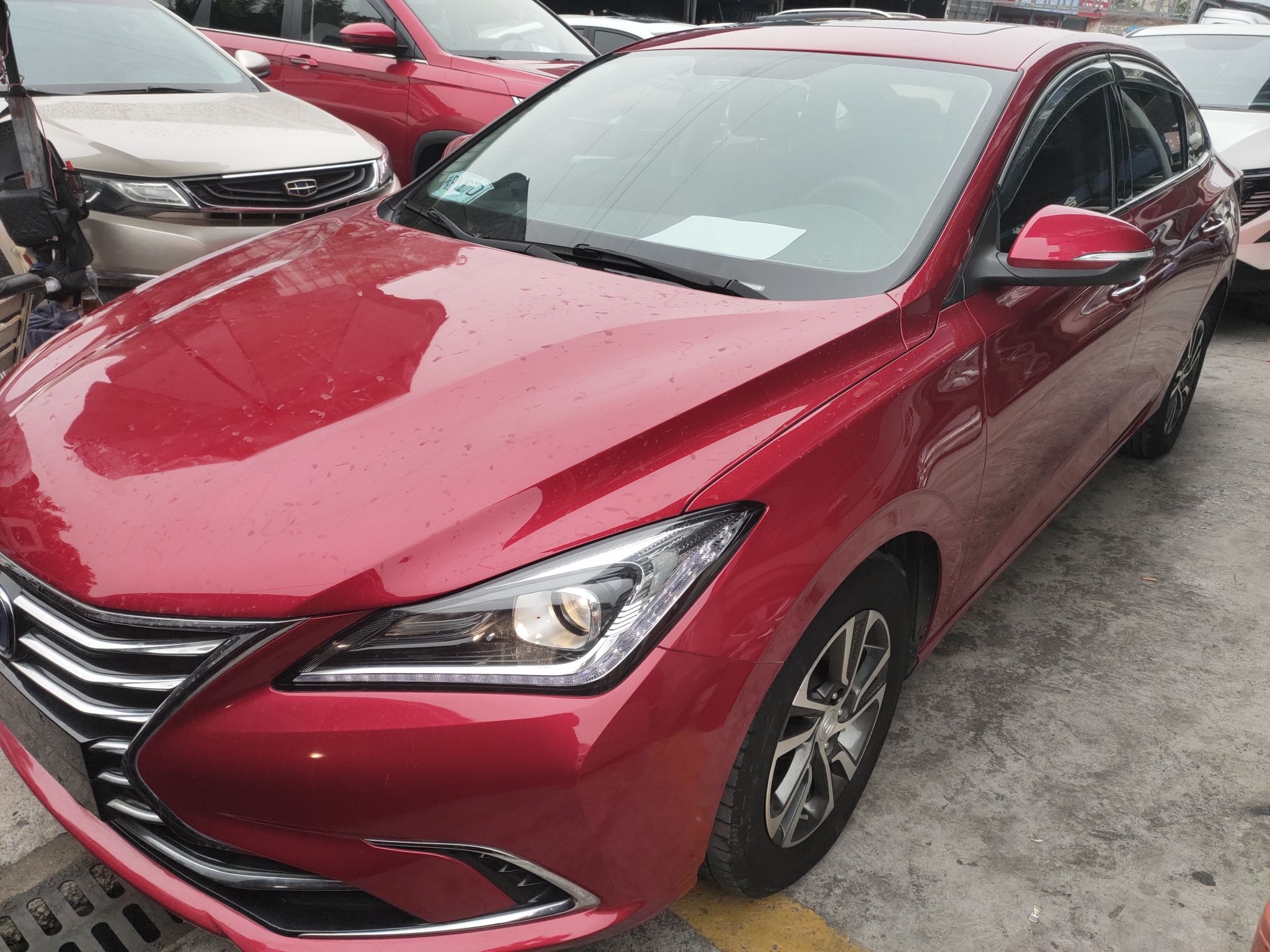 تحت مقدمة السيارة