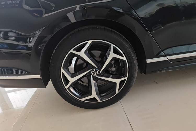 Used Volkswagen Magotan 2023 2 Million Units Limited Edition 330TSI DSG Leading Version Right Rear Wheel Hub