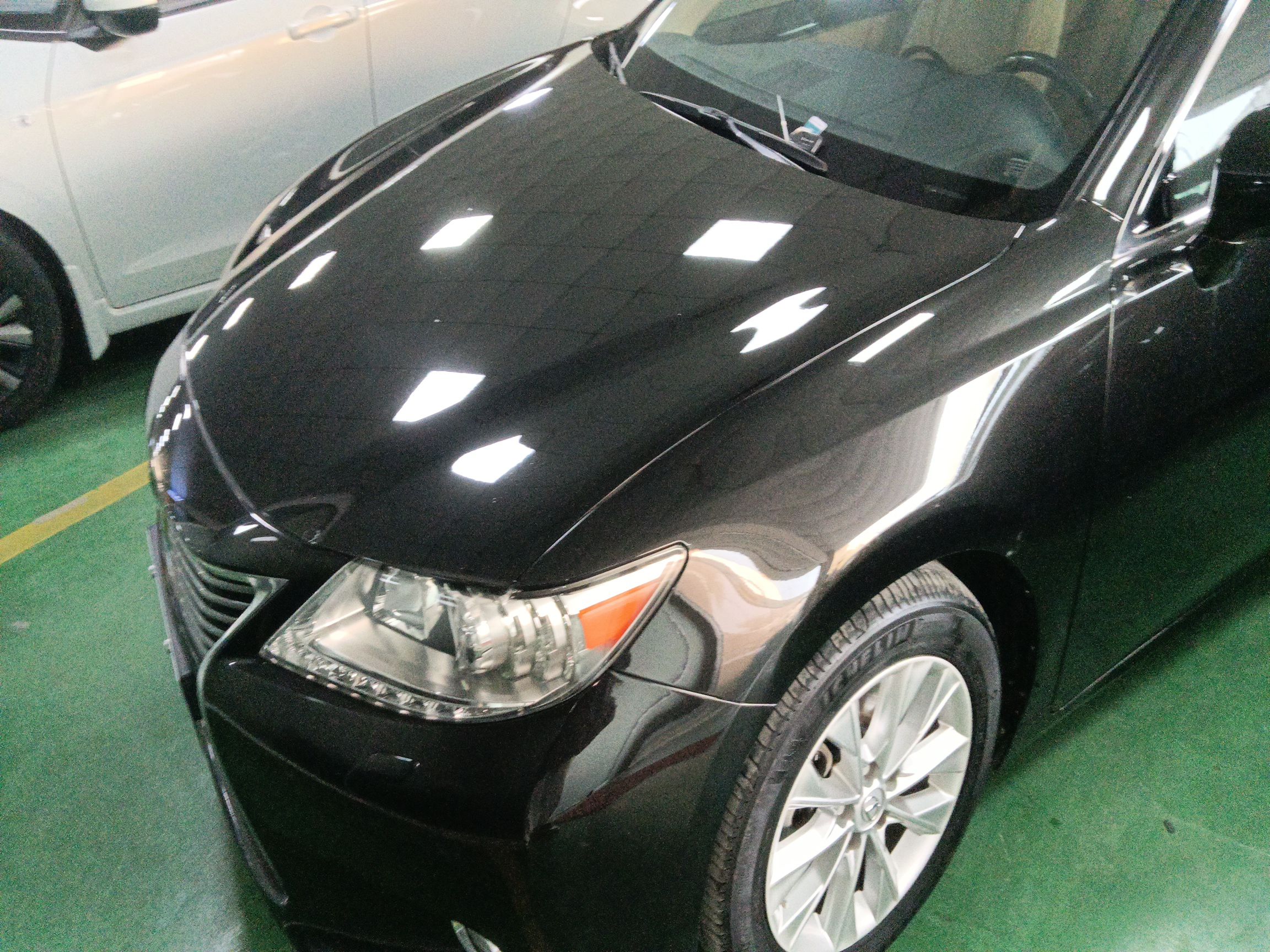 تحت مقدمة السيارة