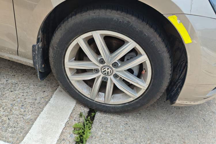 Used Volkswagen Golf 2018 1.6L Automatic Comfort Model Right Front Wheel Hub