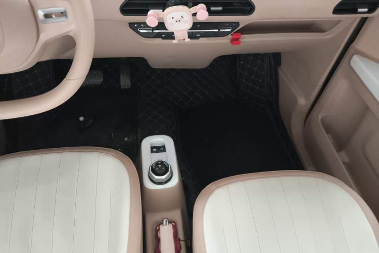 Used Geely Galaxy Panda 2023 Panda Mini 200km Endurance Bear Gear Lever