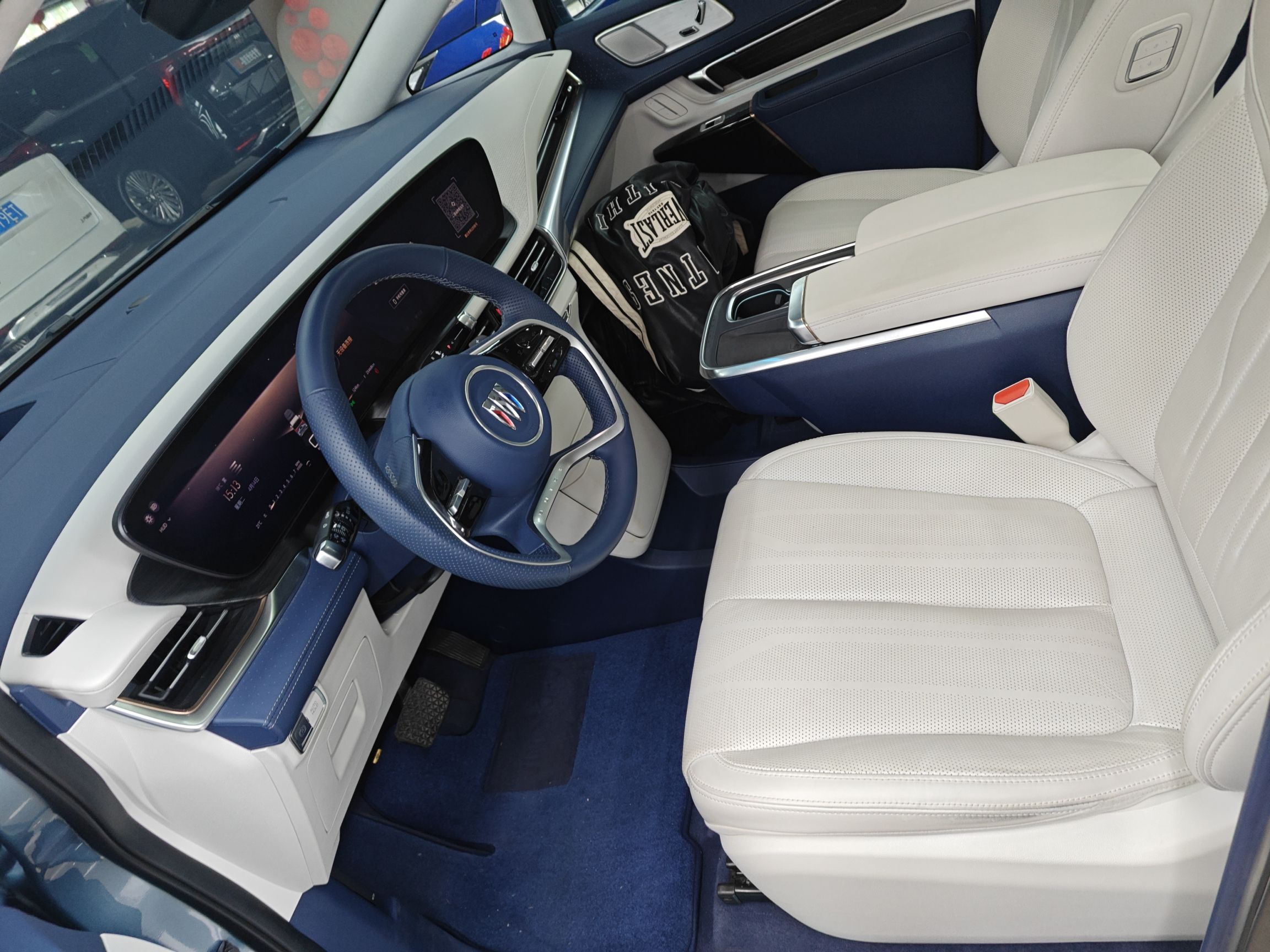 Переднее сиденье в автомобиле