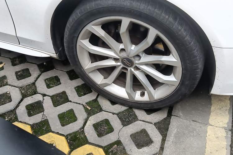 Used Audi A4L 2015 35 TFSI Automatic Standard Model Right Front Wheel Hub