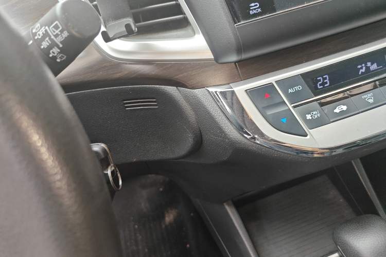 Used Honda Jade 2013 1.8L automatic Comfort version 5 seats Interior 1