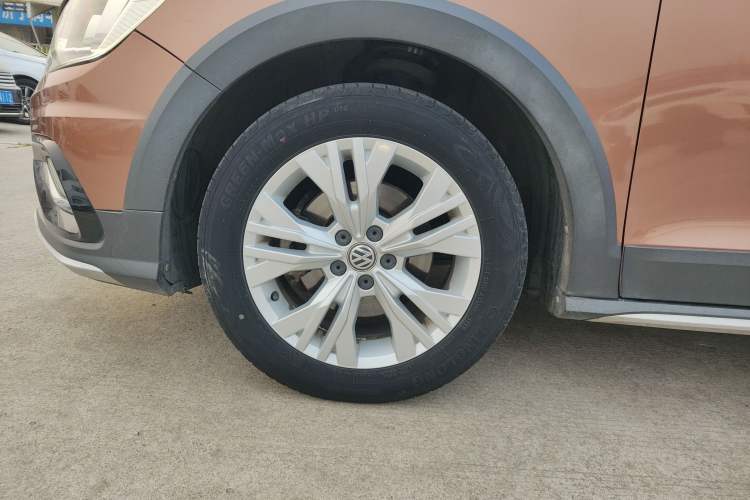 Used Volkswagen C-TREK 2017 1.6L Automatic Comfort Model Left Front Wheel Hub