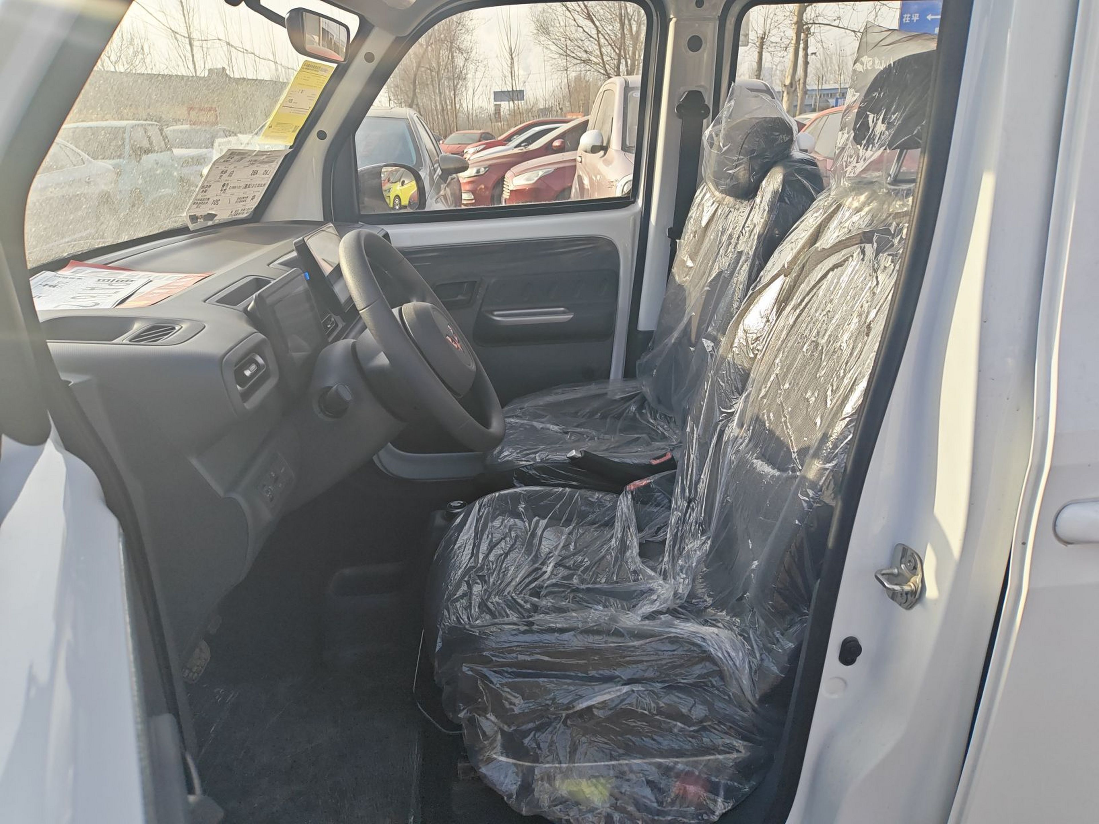 المقاعد الأمامية داخل السيارة