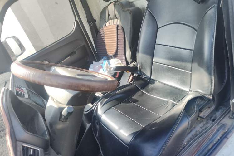 Used Foton Xiangling M 2018 1.5L M2 Non-Load-Bearing Single-Row with Dual Rear Tires (Cargo Version) DAM15L
