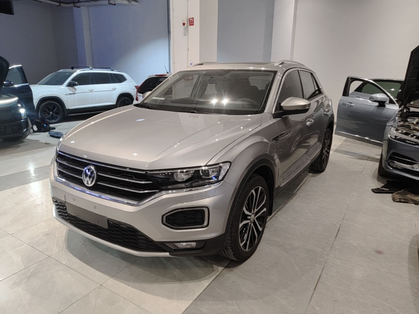 Под передней частью автомобиля