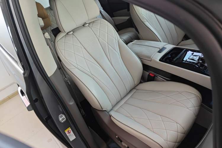 Used Denza D9 2022 DM-i 970 Four-Wheel Drive Prestige Model
