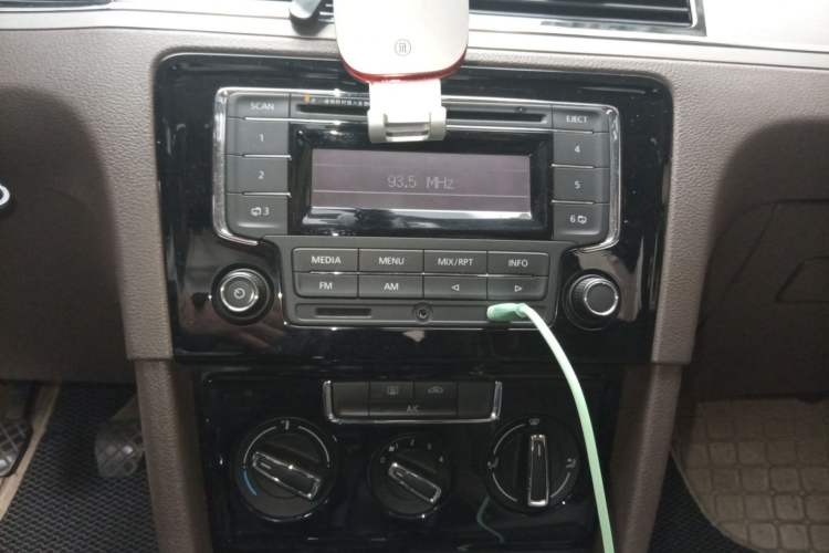 Used Volkswagen Bora 2014 1.6L Manual Comfort Model Audio And AC Panel