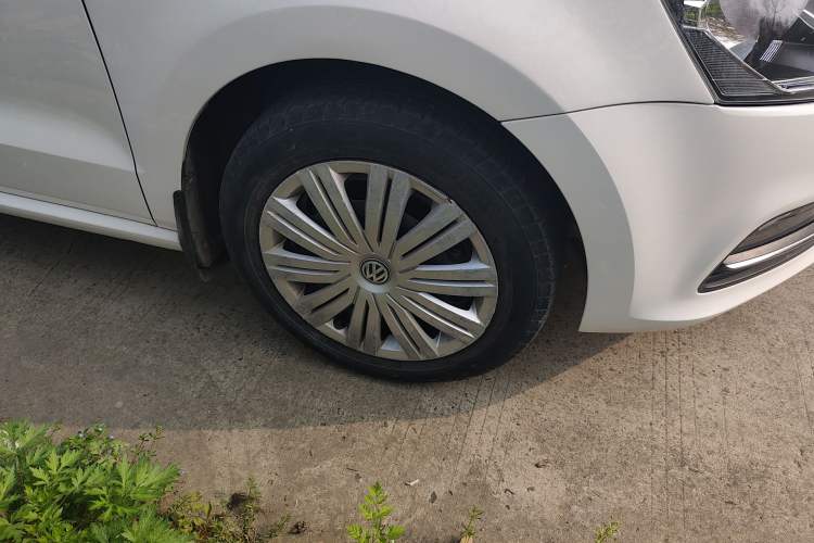 Used Volkswagen Polo 2016 1.6L Automatic Comfort Model Right Front Wheel Hub