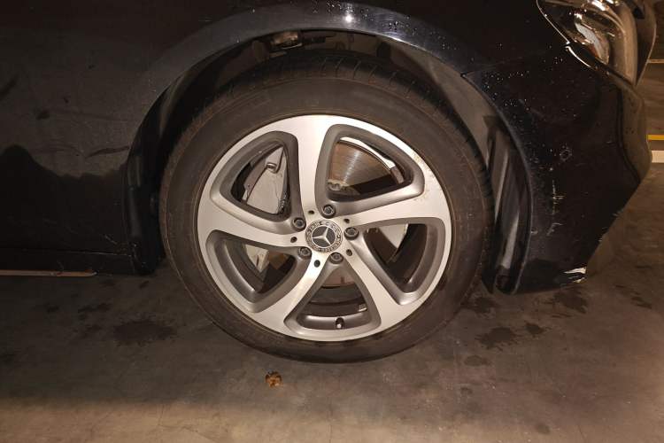 Used Mercedes-Benz E-Class 2018 Restyled E 300 L Sporty and Stylish Edition Right Front Wheel Hub