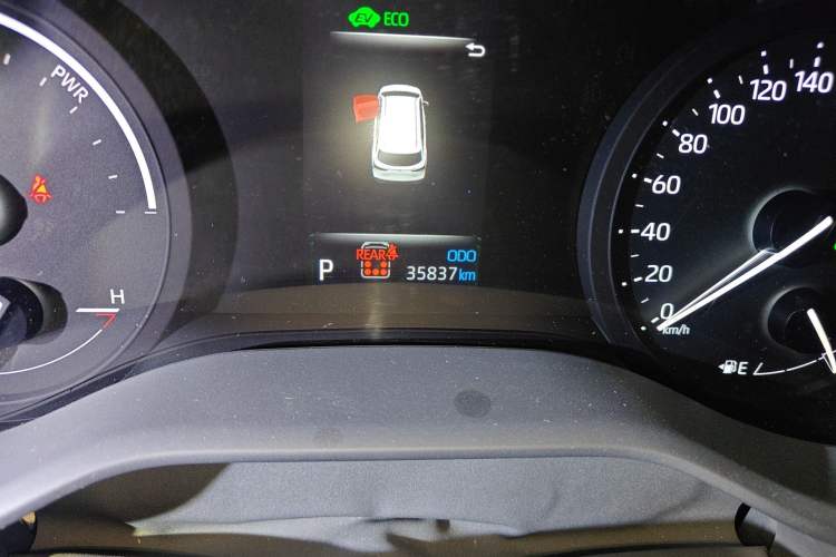 Used Toyota SIENNA 2023 2.5L Hybrid Deluxe Edition Odometer Close Up