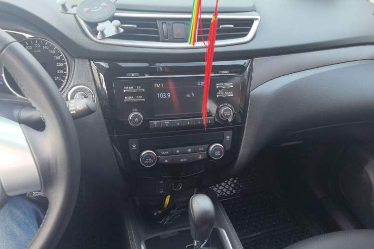 Used Nissan X-Trail 2014 2.0L CVT Comfort Edition 2WD Audio And AC Panel