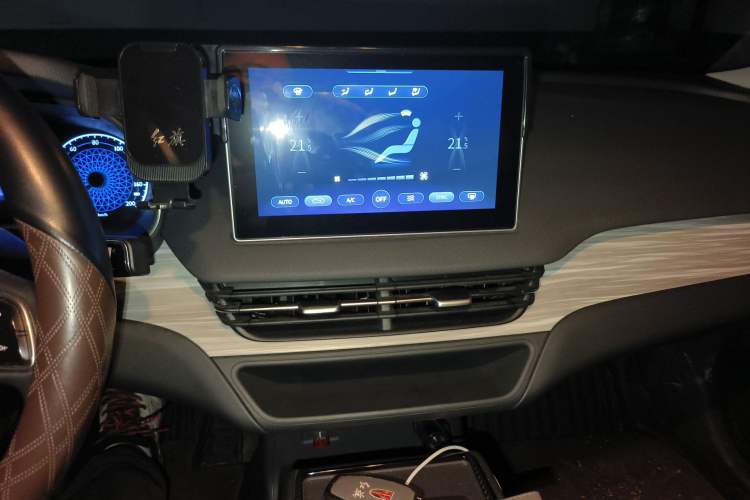 Used Hongqi E-QM5 2023 620km PLUS Audio And AC Panel