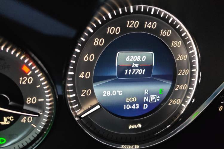 Used Mercedes-Benz GLK-Class 2015 GLK 260 4MATIC Dynamic Edition Ultimate Version Odometer Close Up