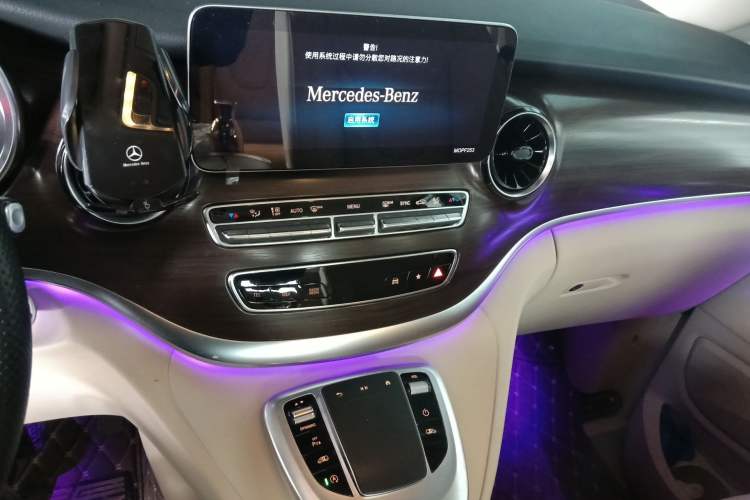 Used Mercedes-Benz V-Class 2020 V 260 Avantgarde Edition Audio And AC Panel