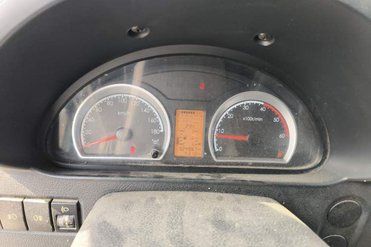 Used Dongfeng Yufeng 2018 2.5T Logistics Vehicle A100 Long Wheelbase Mid-Roof 5-9 Seater China V Emission Standard ZD25