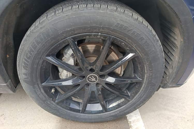 Used Alfa Romeo Stelvio 2017 2.0T 200HP Elite Edition Right Front Wheel Hub