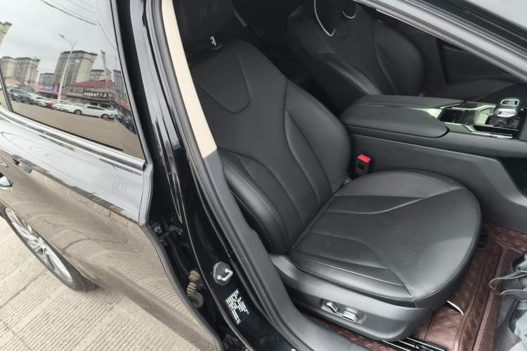 Used Hongqi E-QM5 2022 431 km Charge & Enjoy Edition Right Front Seat