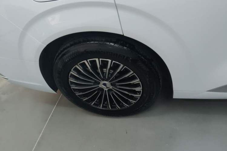 Used Denza D9 2022 DM-i 970 Four-Wheel Drive Prestige Model Right Rear Wheel Hub
