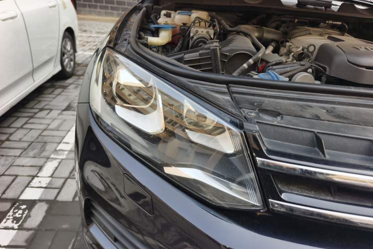 Used Volkswagen Touareg 2011 3.0 TSI High-End Version Right Front Headlight