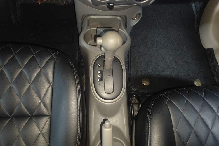 Used Nissan Sunny 2015 1.5XE CVT Comfort Edition Gear Lever