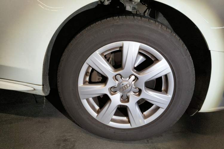 Used Audi A4L 2012 2.0 TFSI automatic Comfort trim level Right Front Wheel Hub